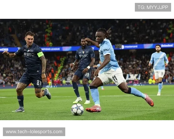 那不勒斯足球队球星引领新一轮欧冠征程 展现无与伦比的个人魅力与团队精神